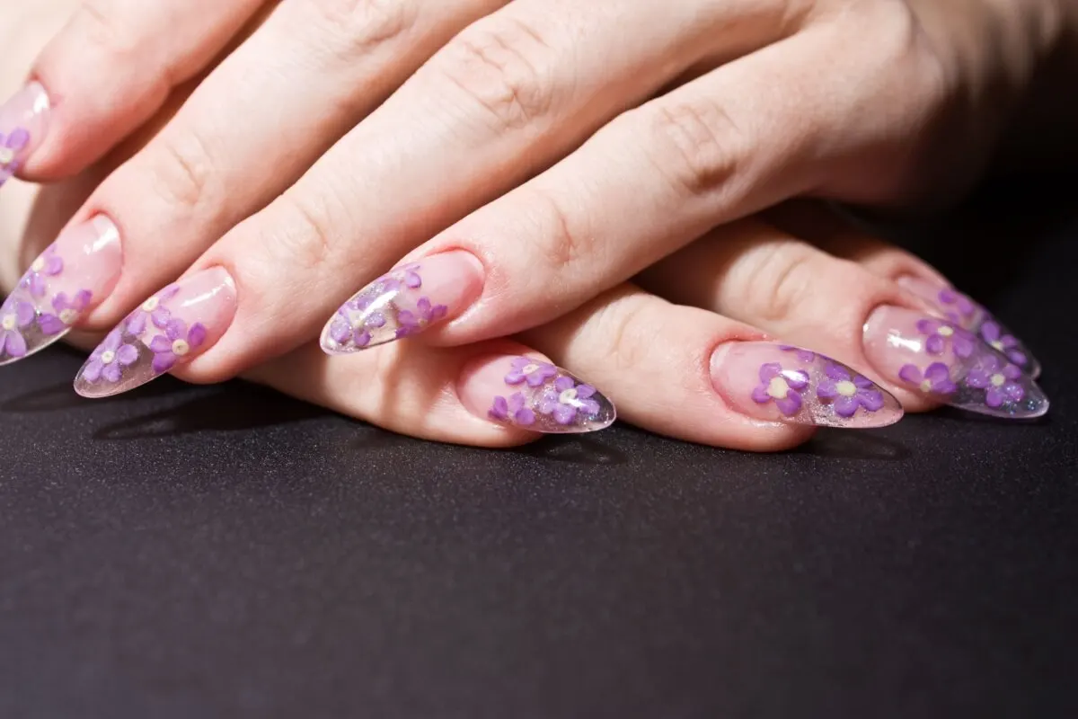 El press-on hace que ver las uñas largas, aunque realmente no lo sean.