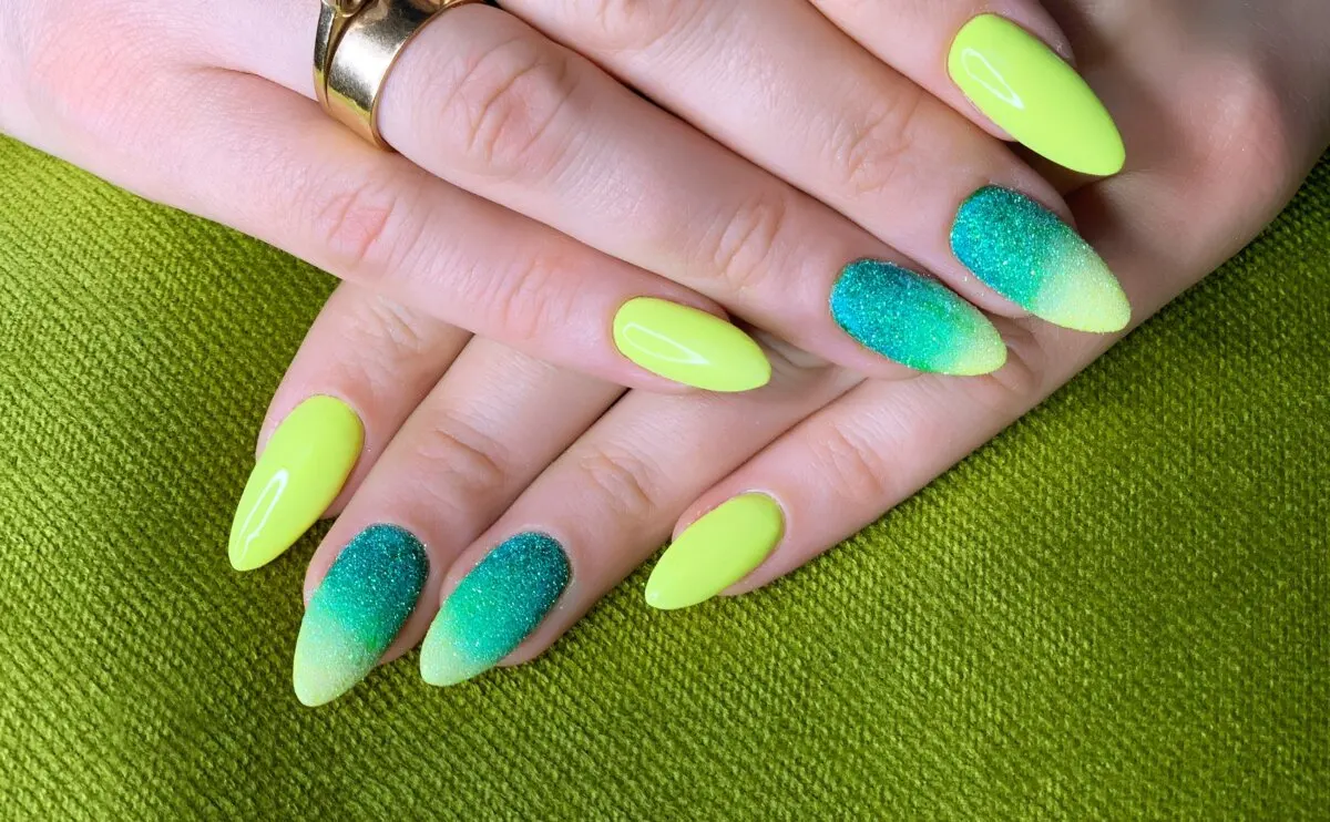 Uno de los diseños de manicura para uñas cortas largas más divertidos es el degradé