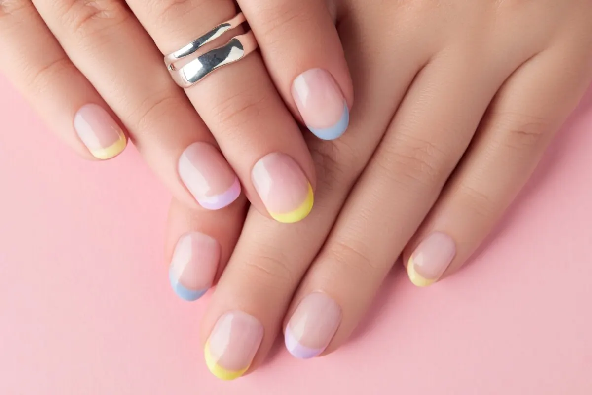 El francés de colores es una de las tendencias en manicura para uñas cortas.