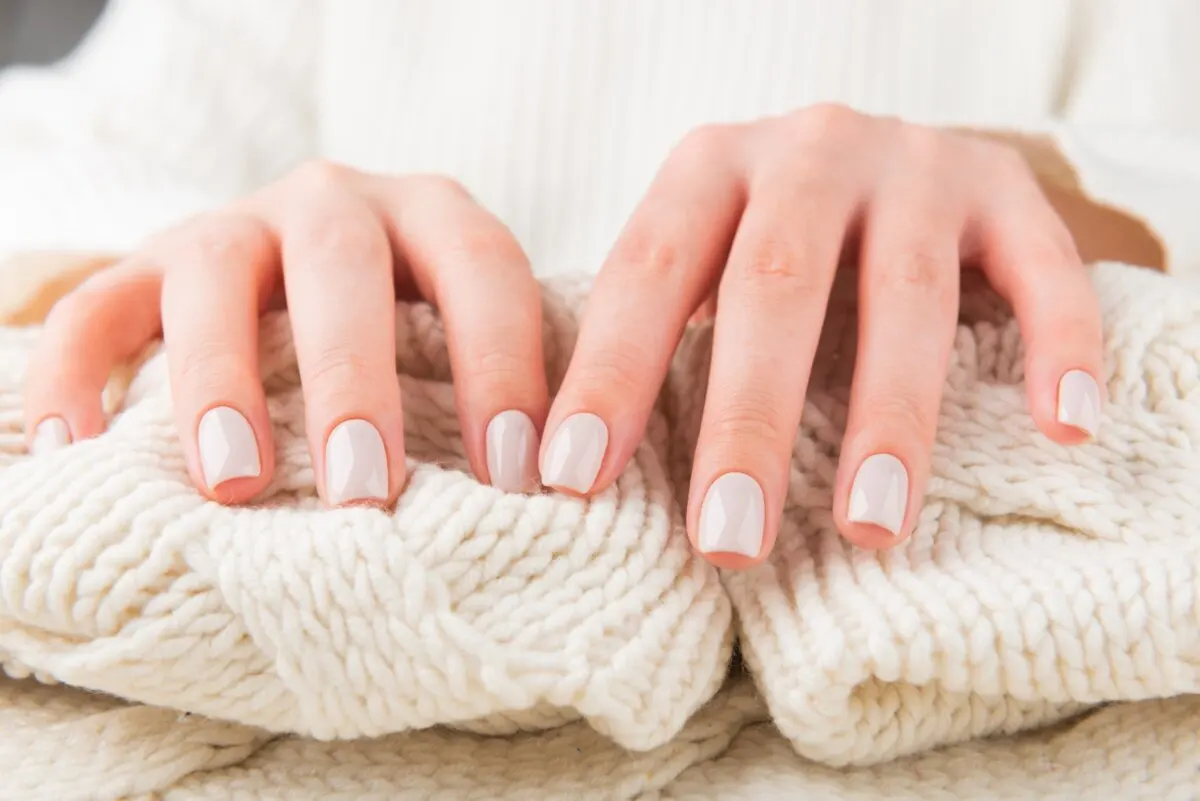 El efecto mily está en tendencia y va muy bien en las uñas cortas.