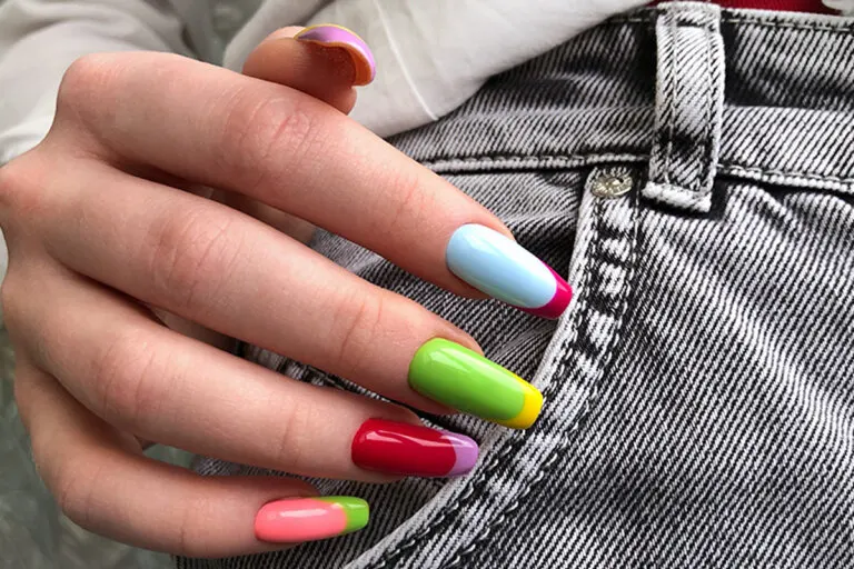 Los tonos neón son tendencia en uñas medianas, cortas y largas.