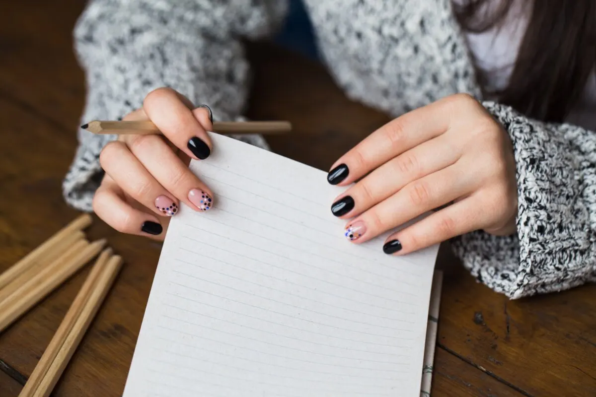 Los puntos son una manicura sencilla, pero muy llamativa que luce muy bien en las uñas.