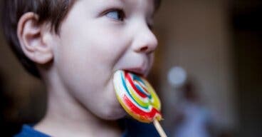 ¿Es seguro que los niños coman colorantes alimentarios?