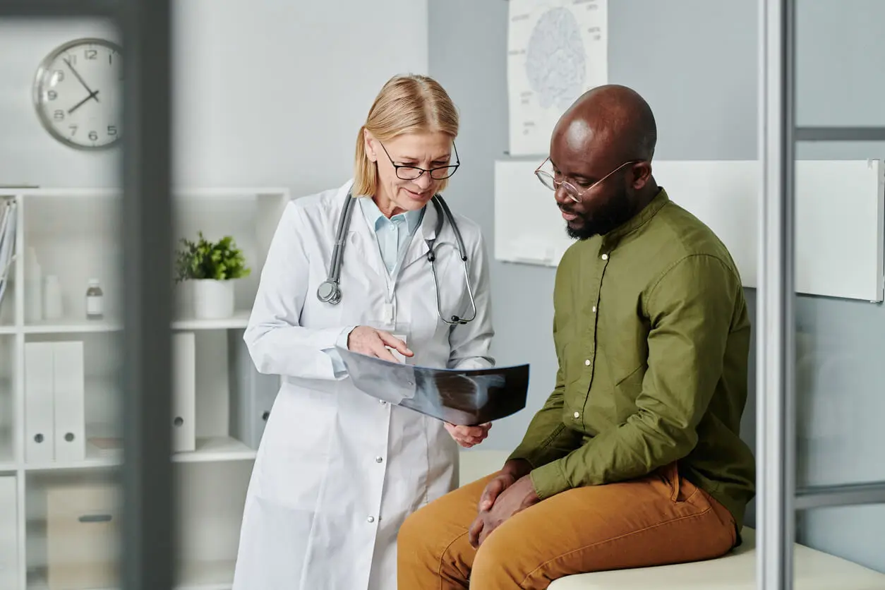 Hombre en consulta médica con un seguro de salud