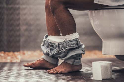 Reconocido urólogo recomienda a los hombres orinar sentados, ¿por qué?