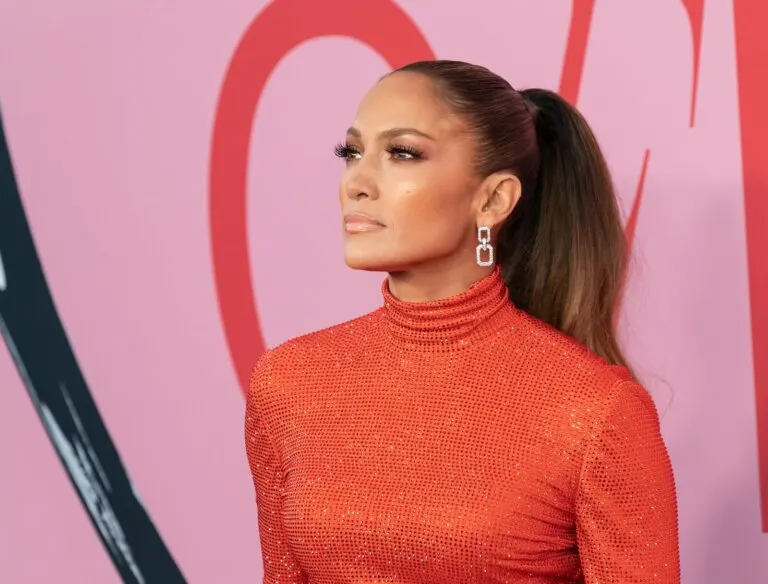 5 pasos básicos de Jennifer López para lucir un maquillaje sencillo y perfecto