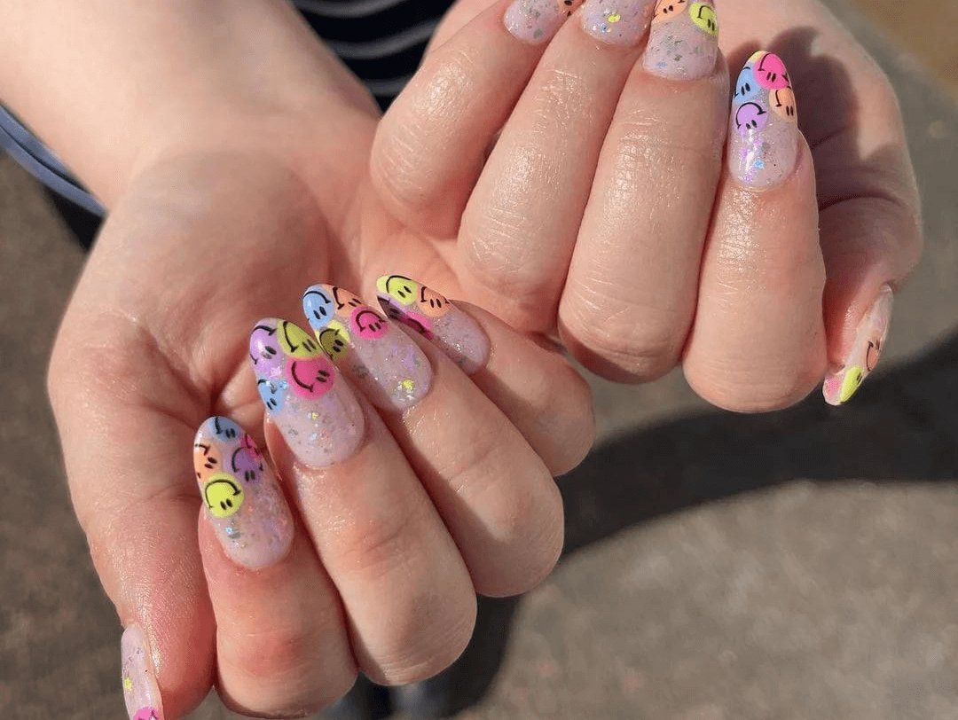 Negle med smileys viser æstetiske negledesigns