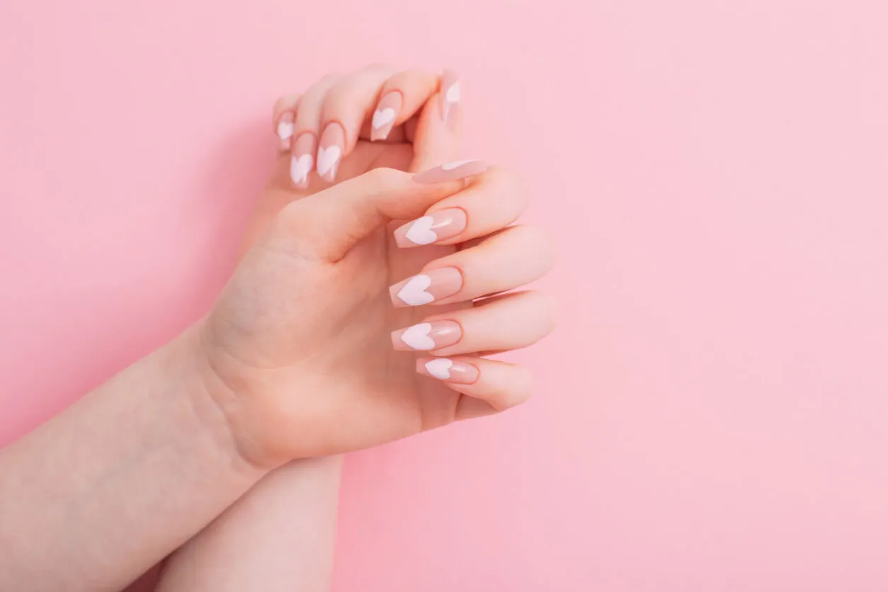 diseños de uñas acrílicas con corazones