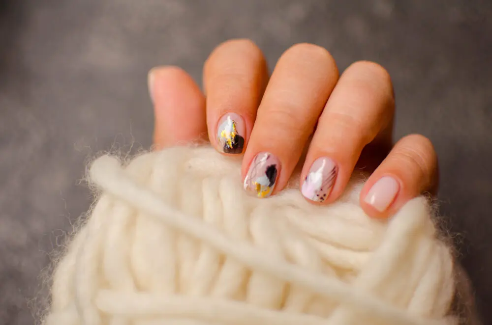 diseños de uñas acrílicas con nubes de color abstracto