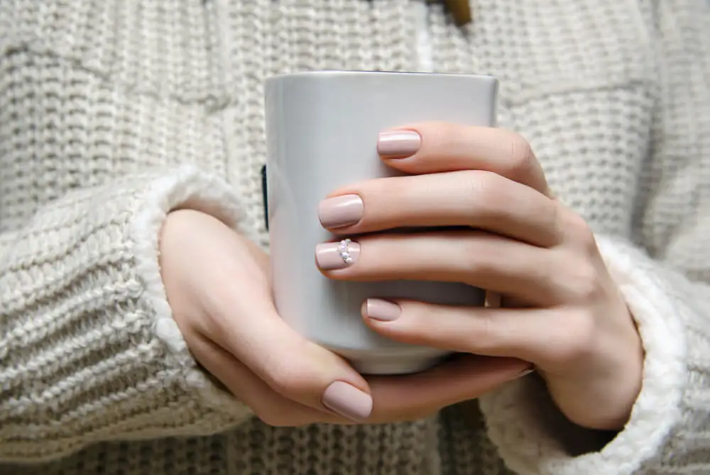 diseños de uñas acrílicas con perlas