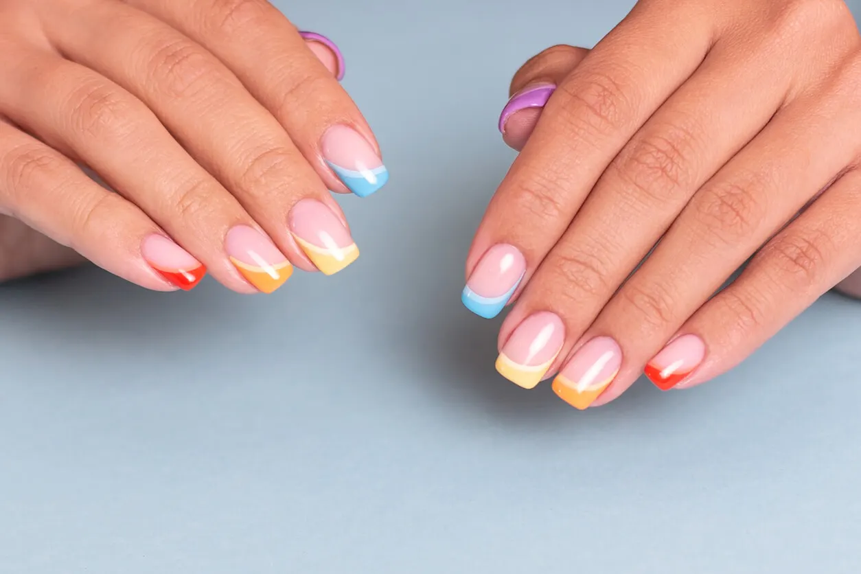 French manicure i regnbuefarver