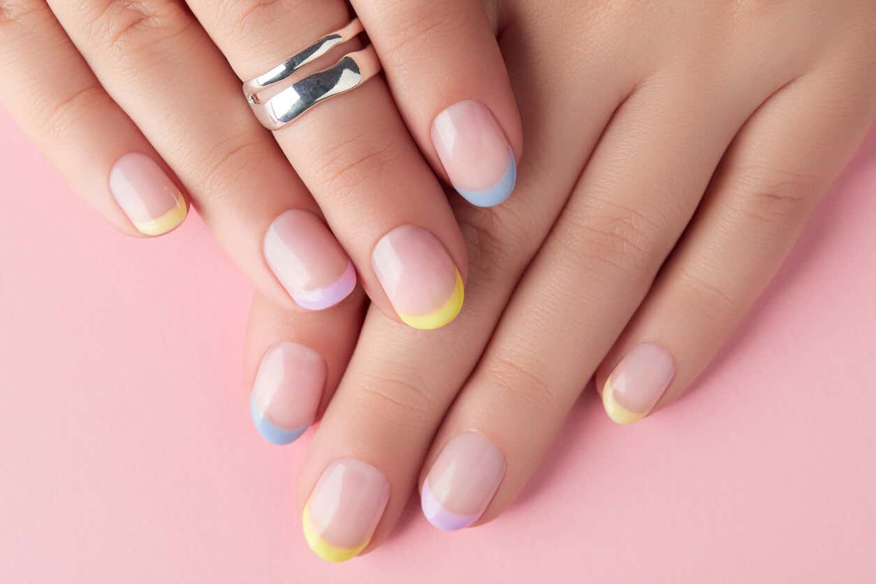 diseños de uñas acrílicas con líneas francesas de tonos pasteller
