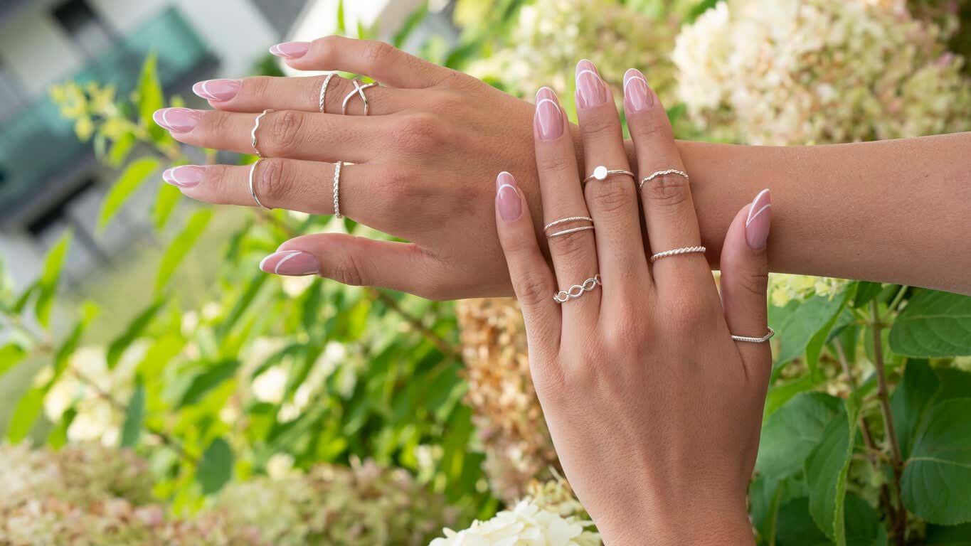 diseños de uñas acrílicas con líneas francesas dobles