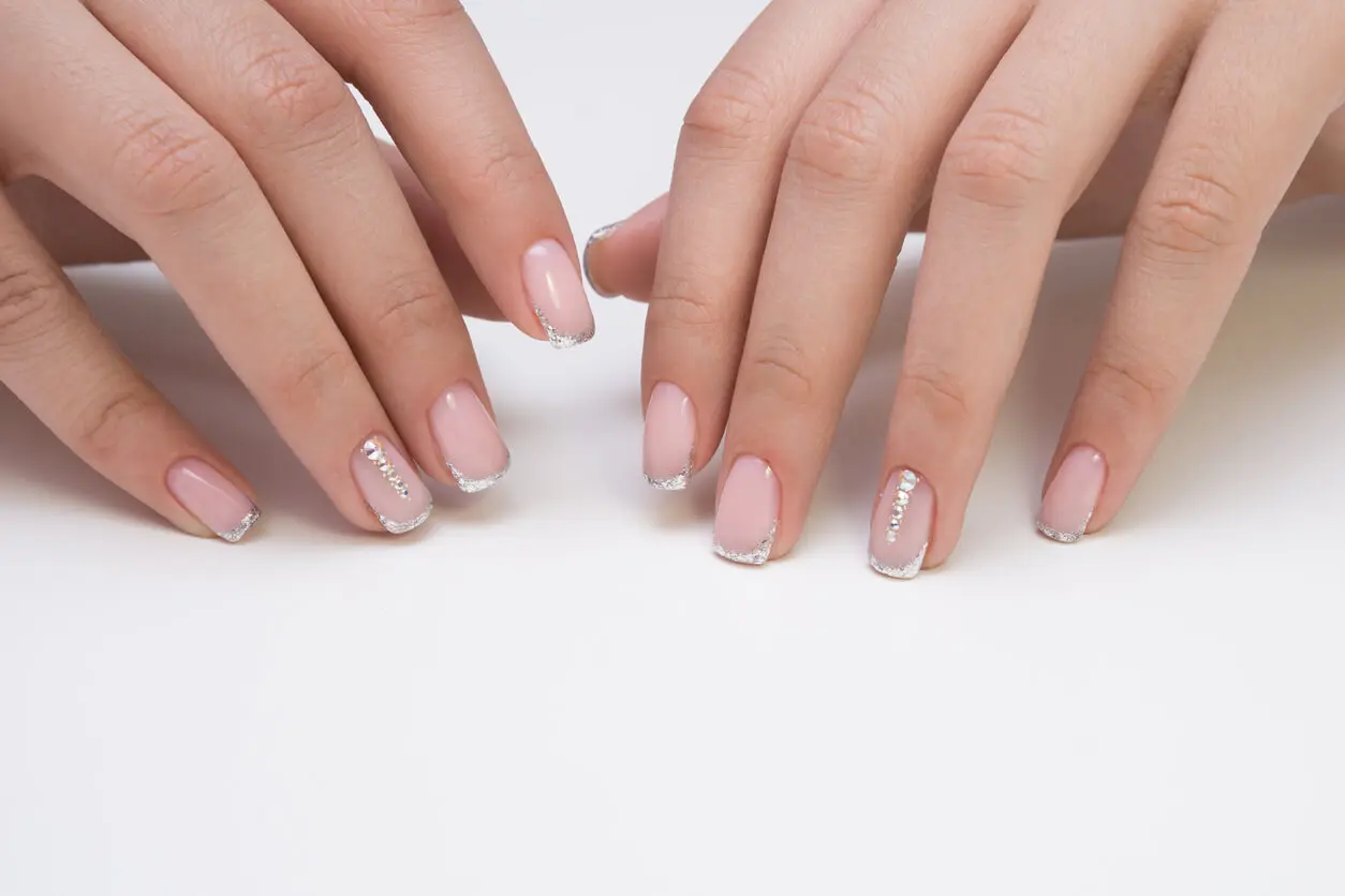 diseños de uñas acrílicas con líneas francesas con brillos