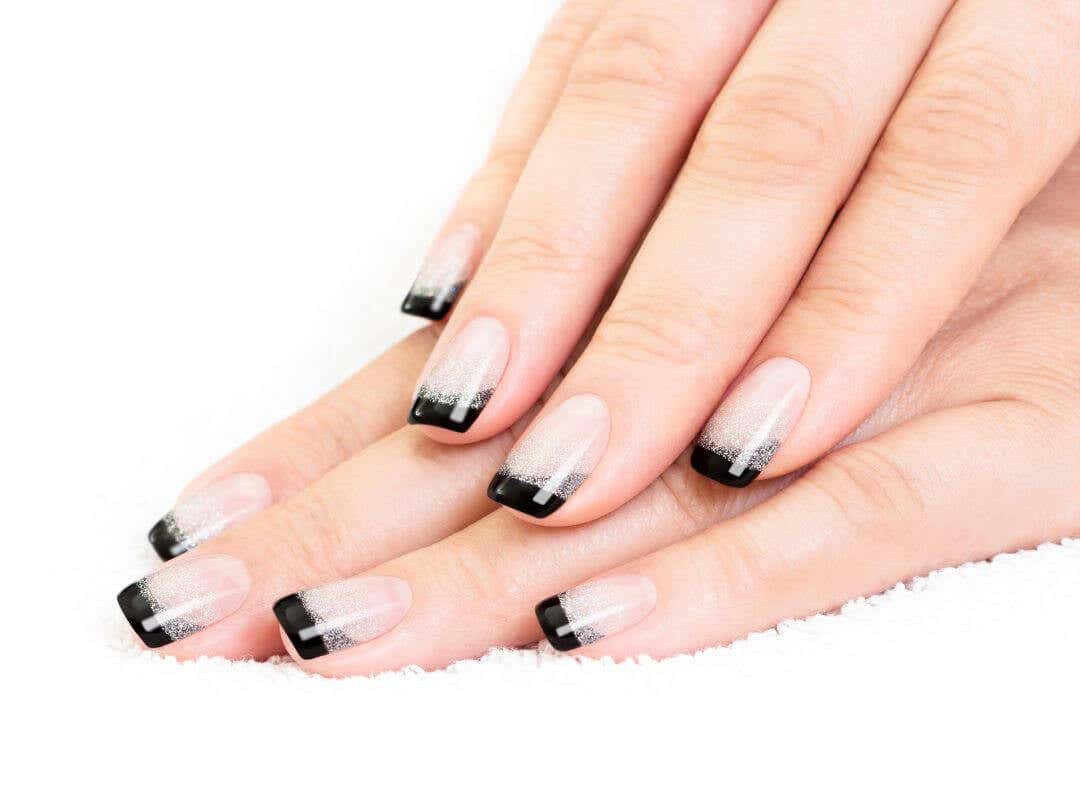 diseños de uñas acrílicas con puntas negras