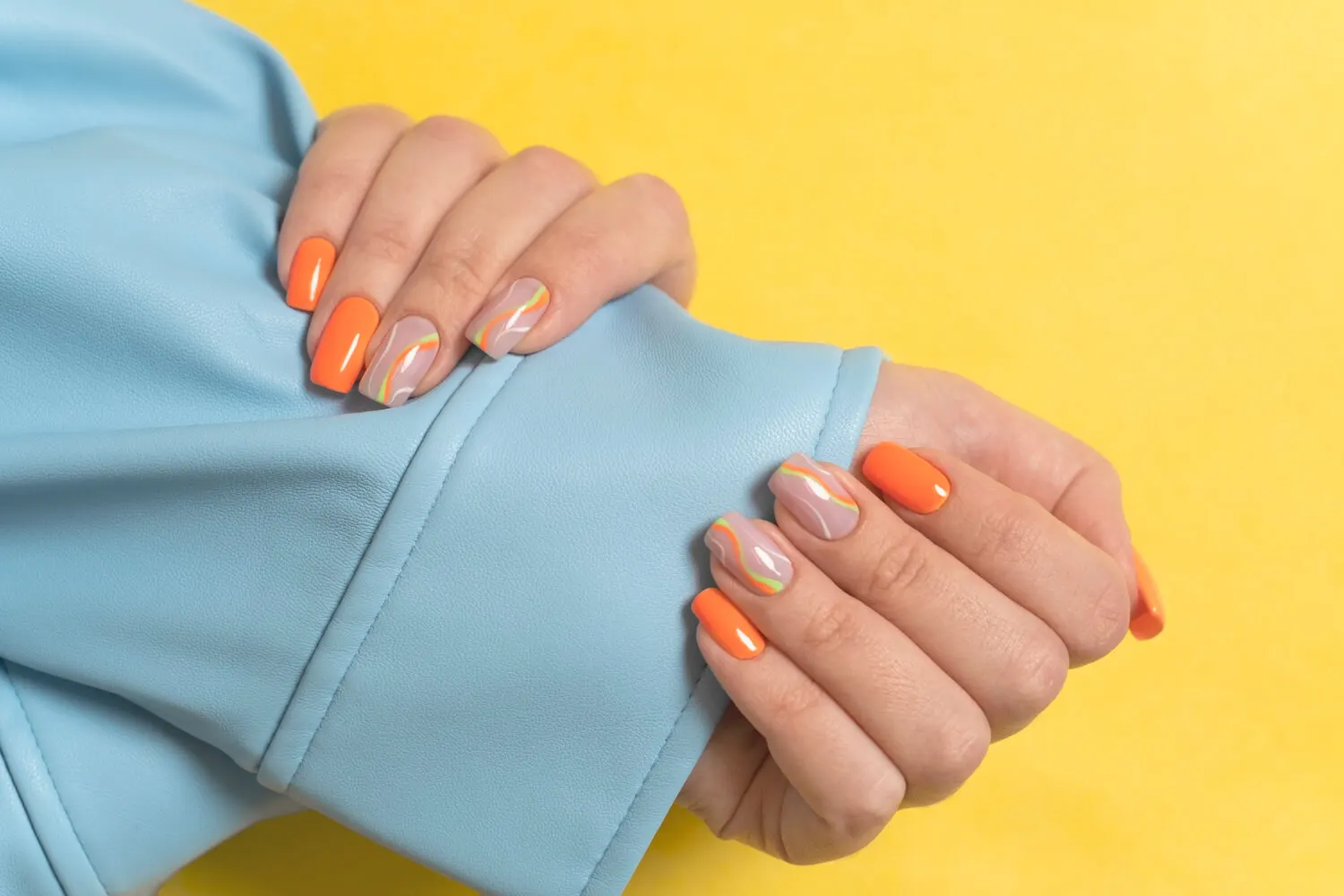 diseños de uñas acrílicas con líneas fluidas