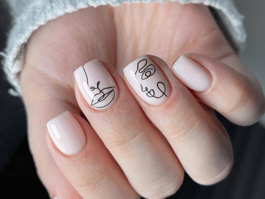 diseños de uñas acrílicas con rostros abstractos