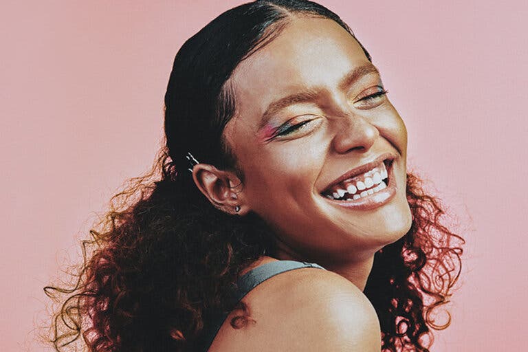 ¿Qué son los «baby hairs» y por qué aparecen? Aprende cómo usarlos a tu favor