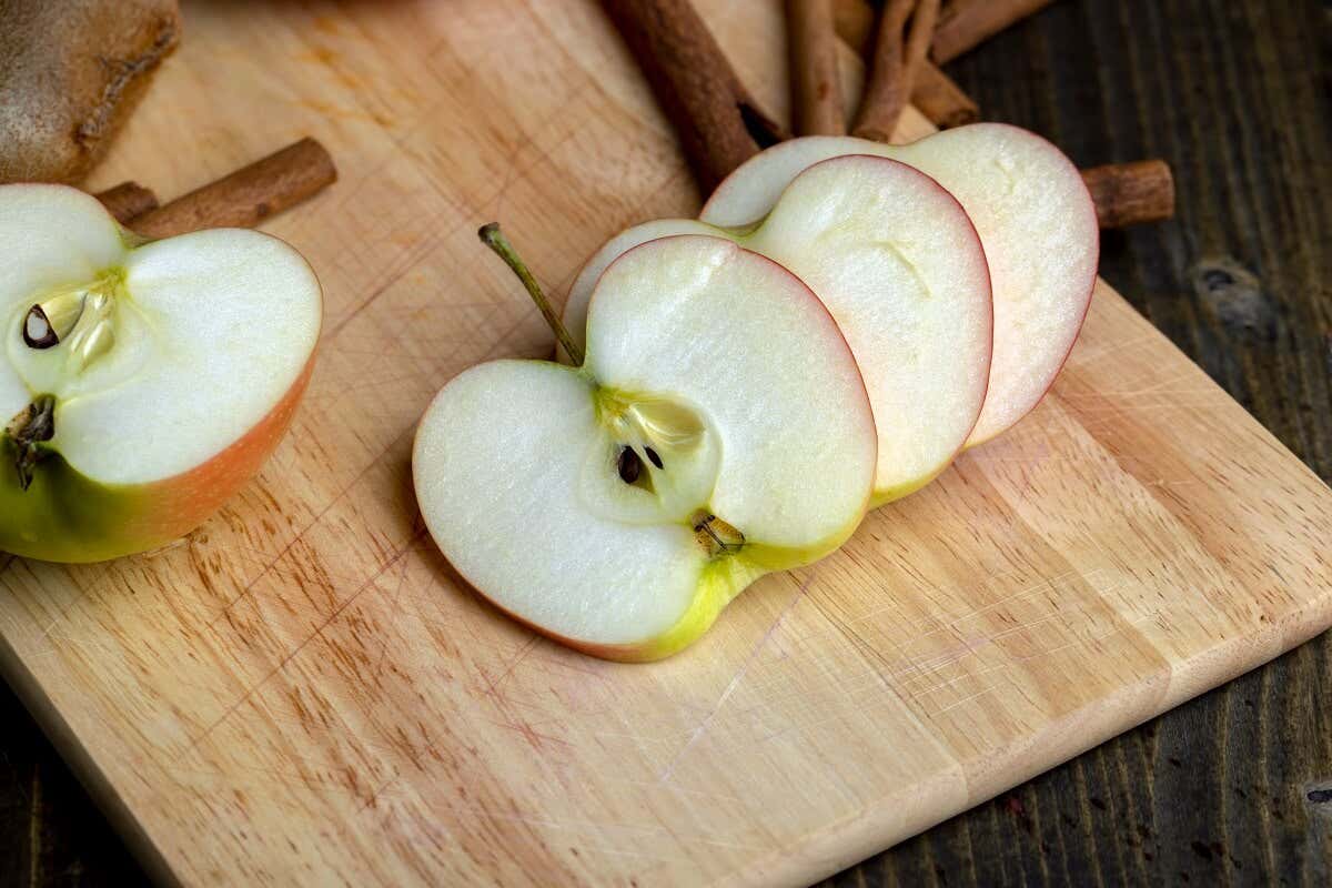 ¿Es peligroso comer las semillas de manzana?