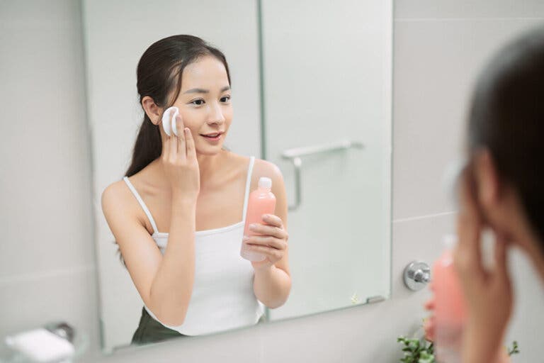 Así debes aplicar el tónico facial según la técnica coreana de las 7 capas