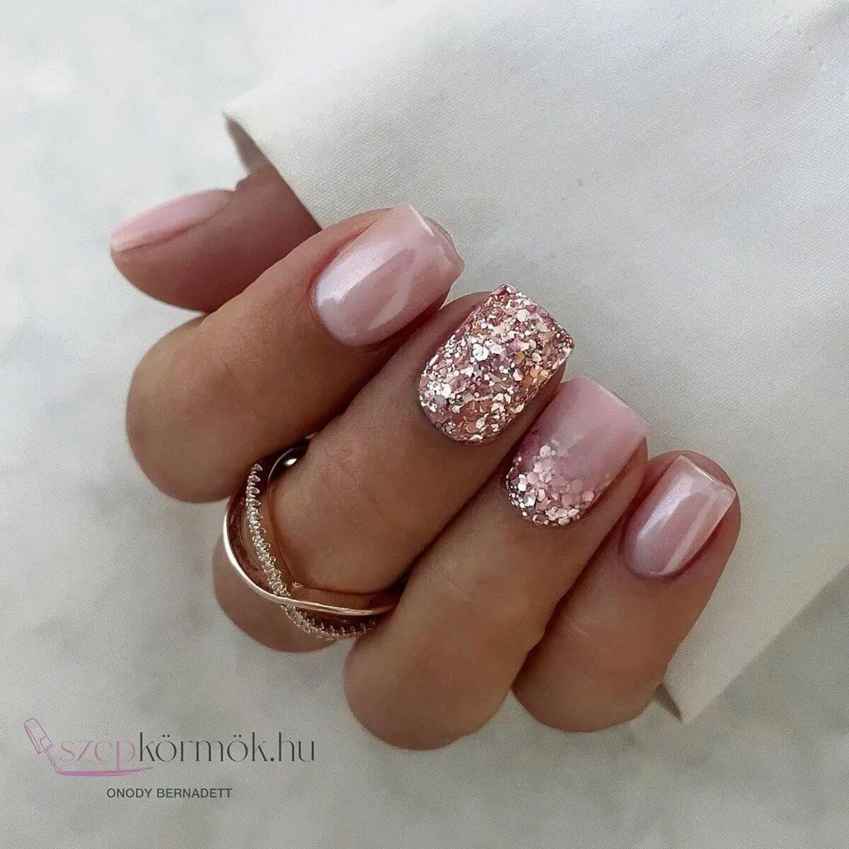 Uñas aesthetic con brillos.