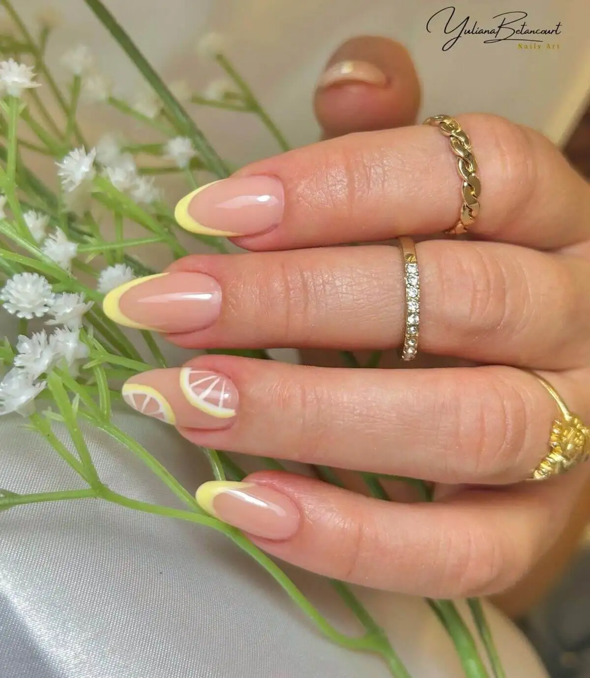 Diseños de uñas aesthetic con cítricos.