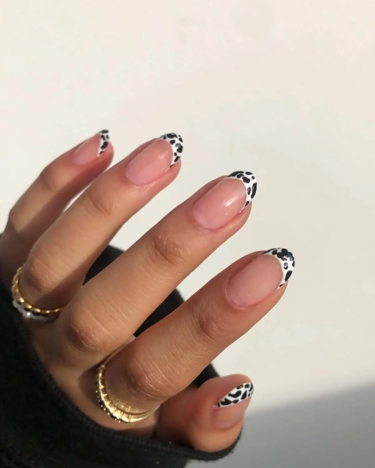 Diseño de uñas con patrón de vacas.