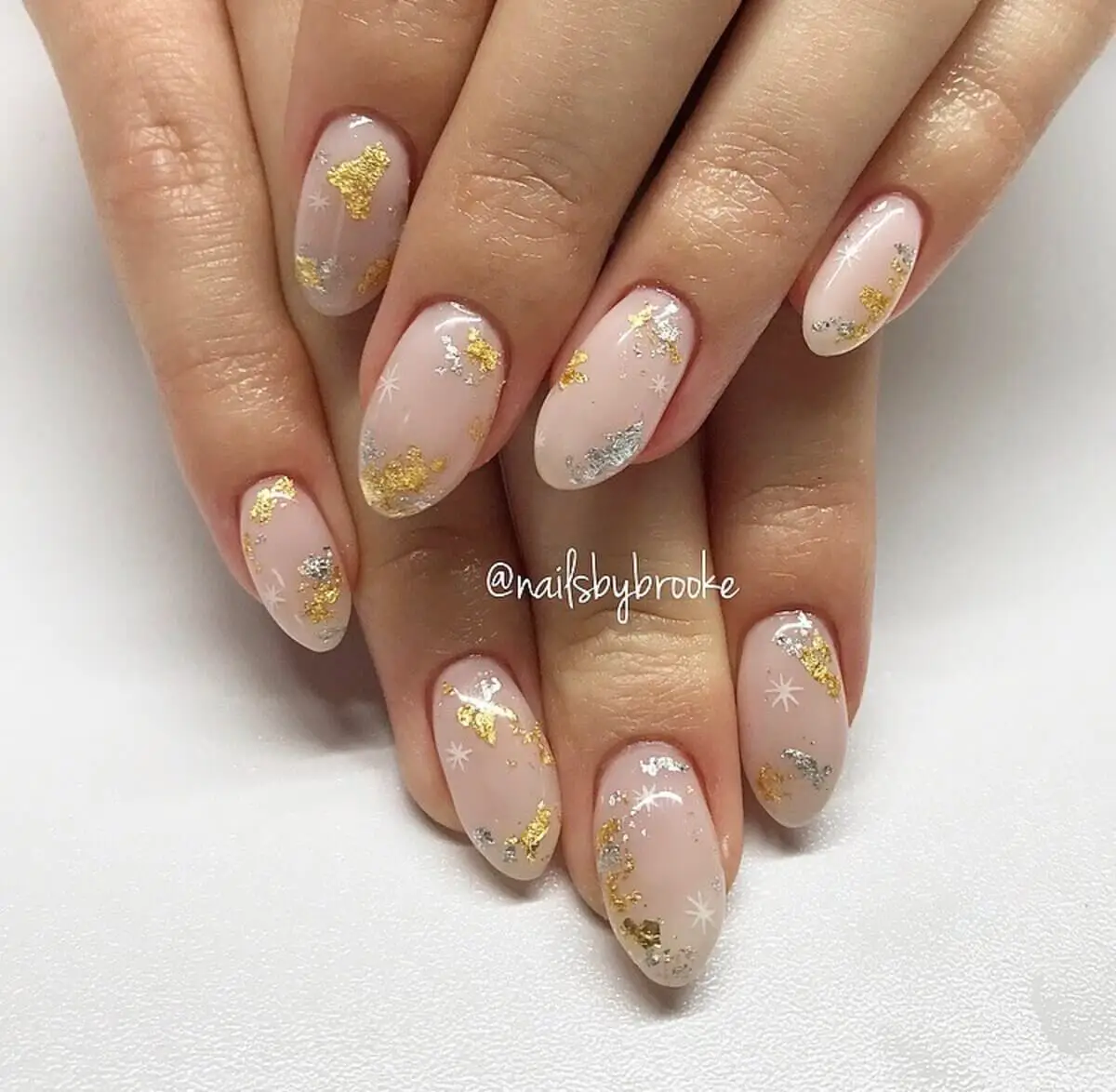 Uñas doradas y plateadas.