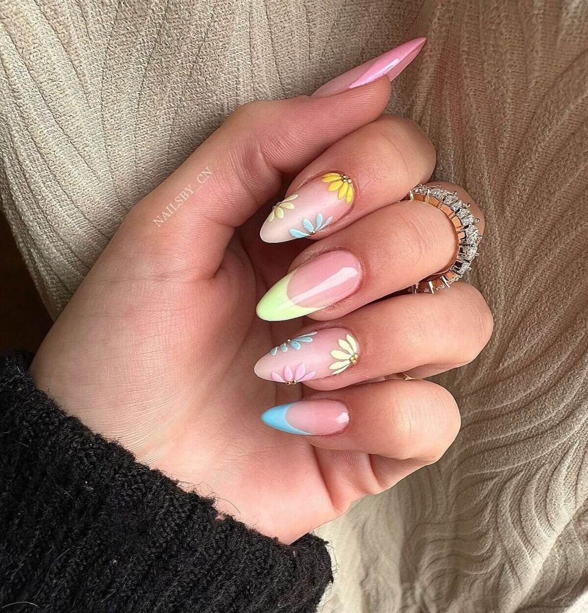 Uñas con diseño floral.