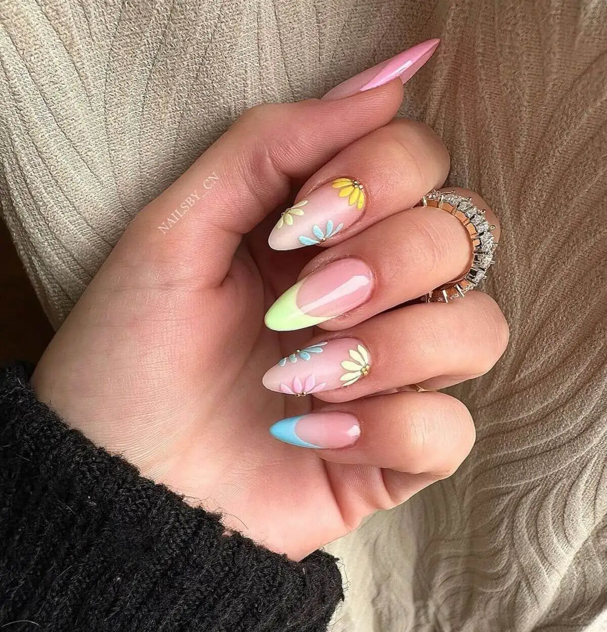 Uñas con diseño floral.