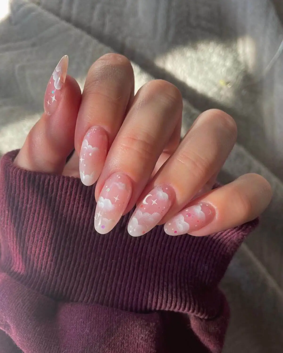 Uñas aesthetic con nubes.