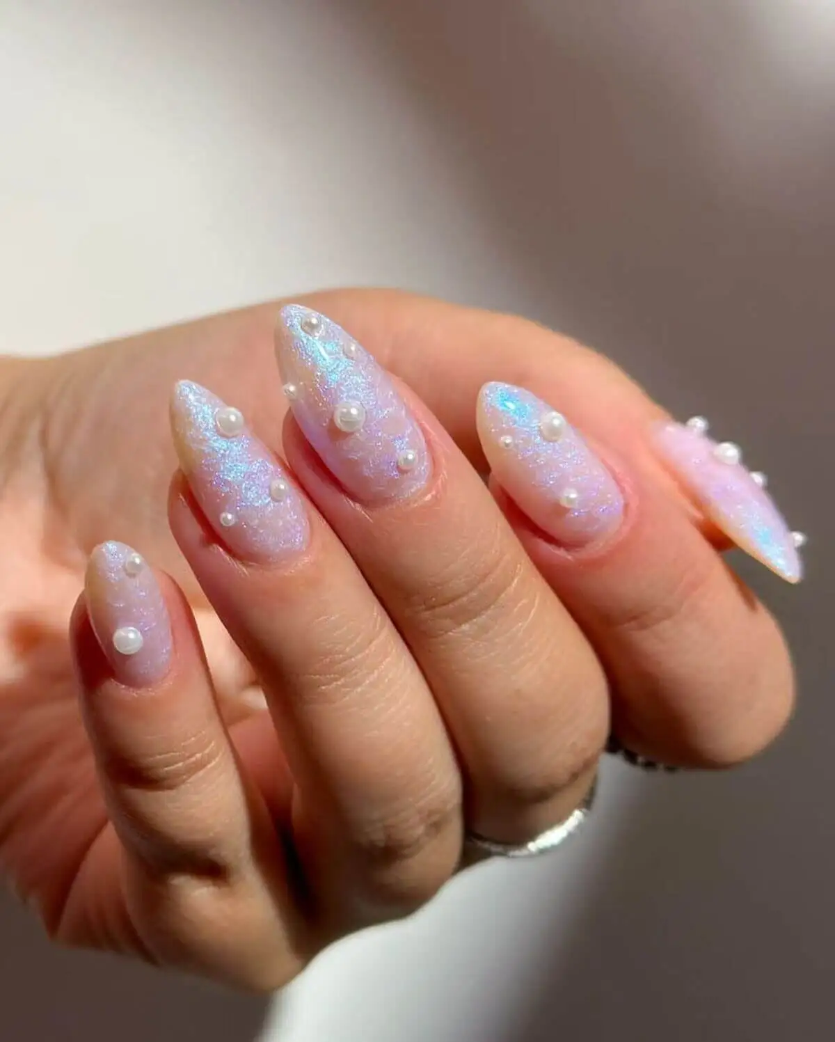 Uñas con piedras.