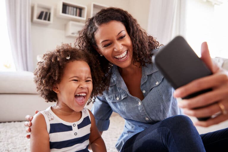 «Sharenting»: peligros de exponer a tus hijos en las redes sociales