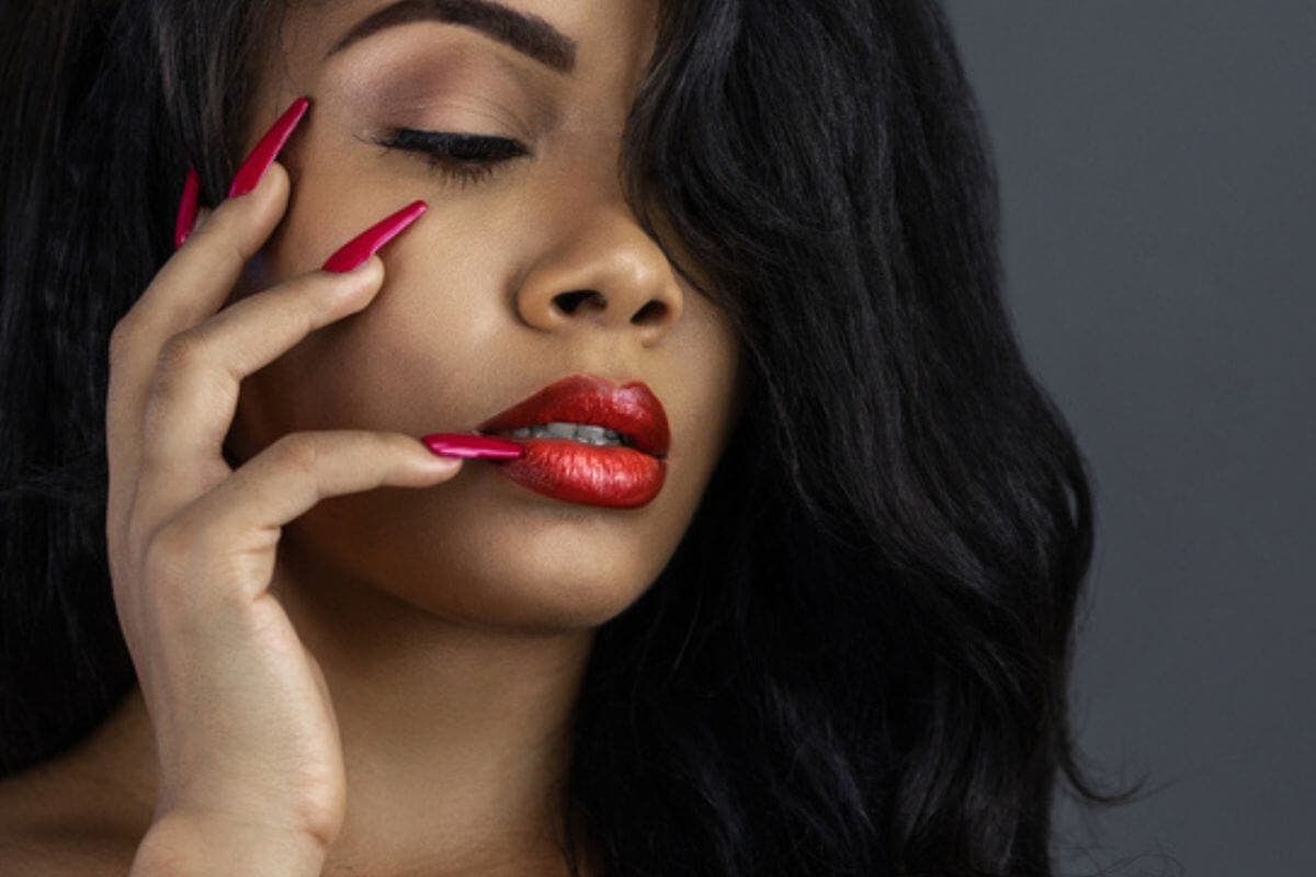 En sexig kvinna med röda naglar.