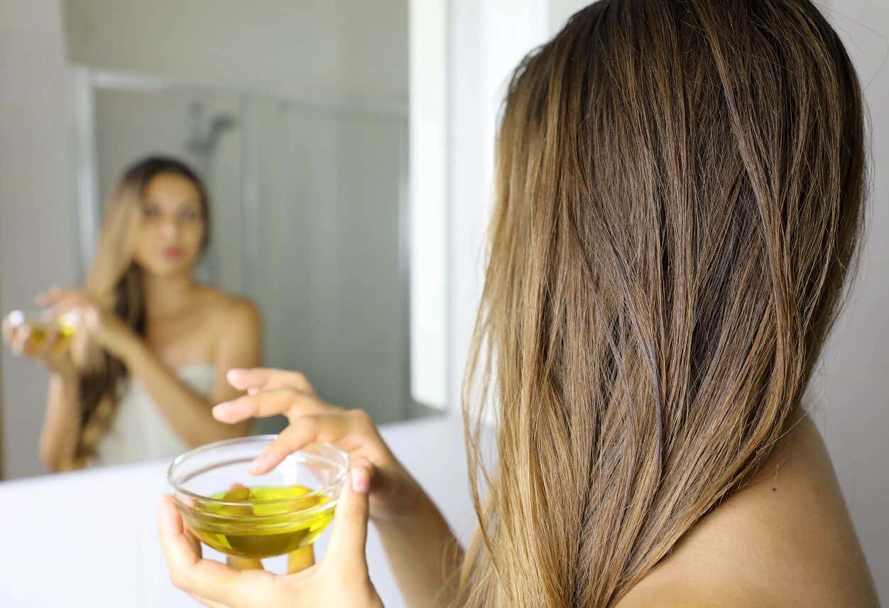 El remedio con aceite de oliva que ayuda a eliminar la caspa