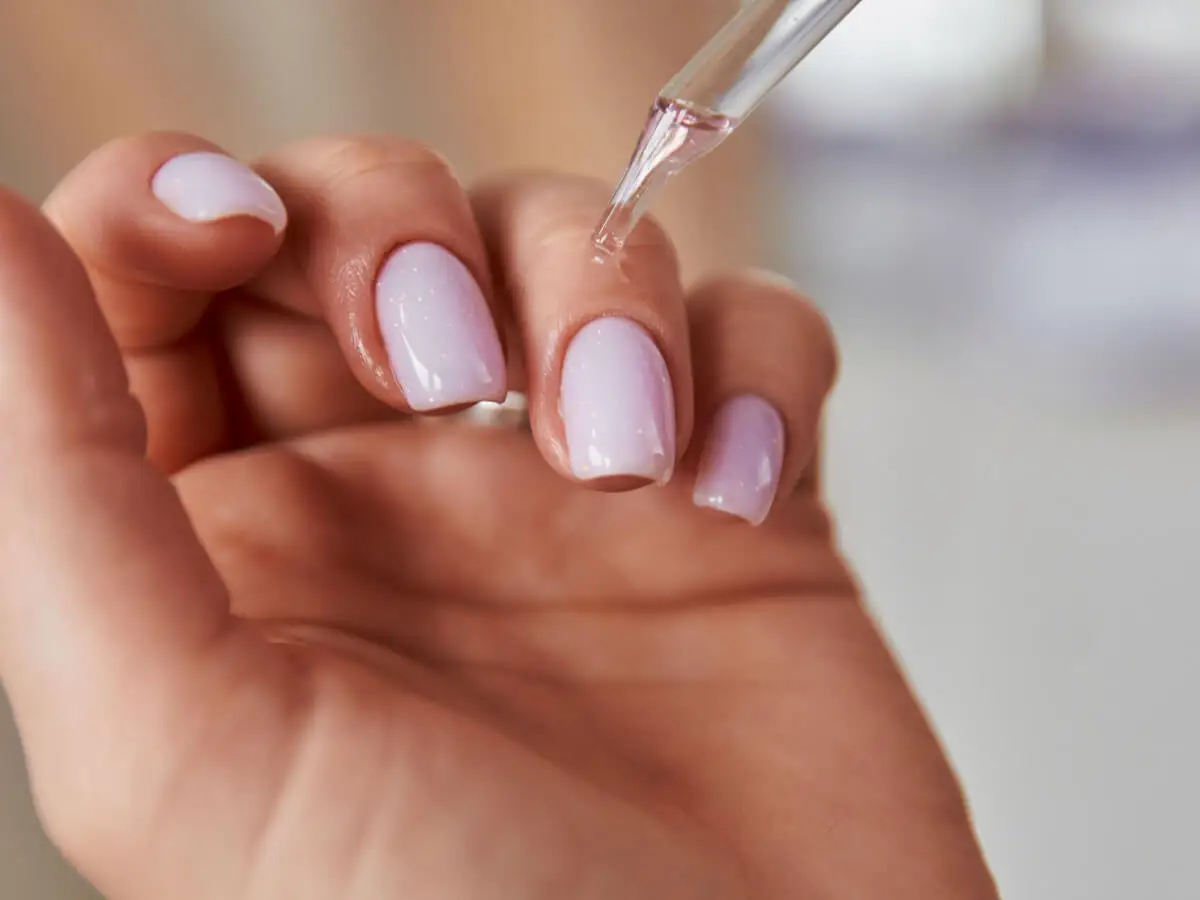 Quitar uñas postizas con aceite de bebé.
