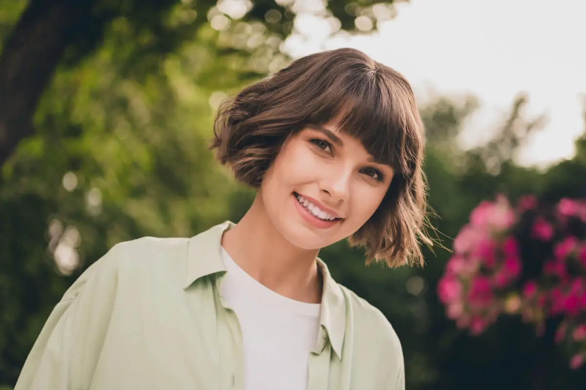 Corte bob para pelo ondulado con flequillo.