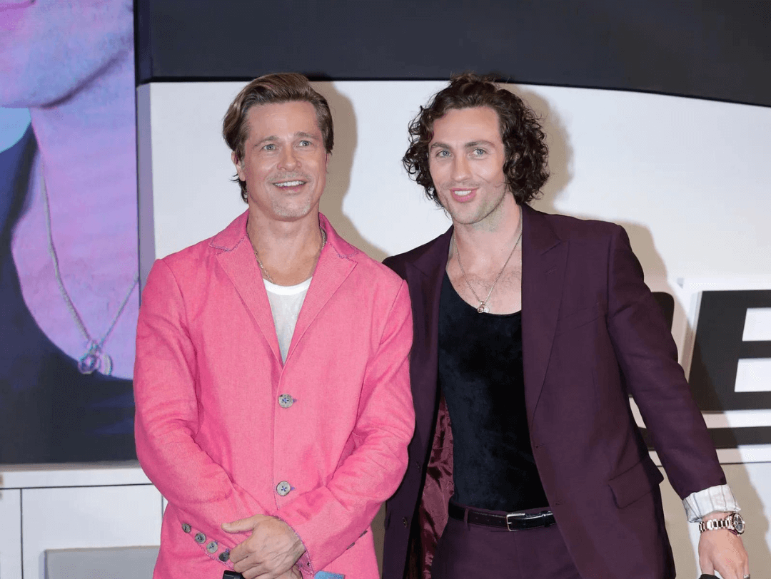 Brad Pitt desmitifica que el Barbiecore es una tendencia solo de mujeres.