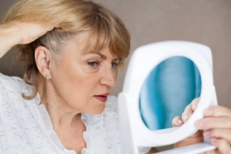 ¿Por qué las canas se ponen amarillas? 7 consejos para evitarlo