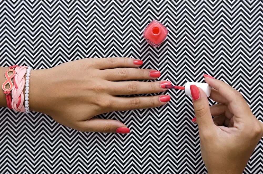 Colores de uñas coral para piel morena.