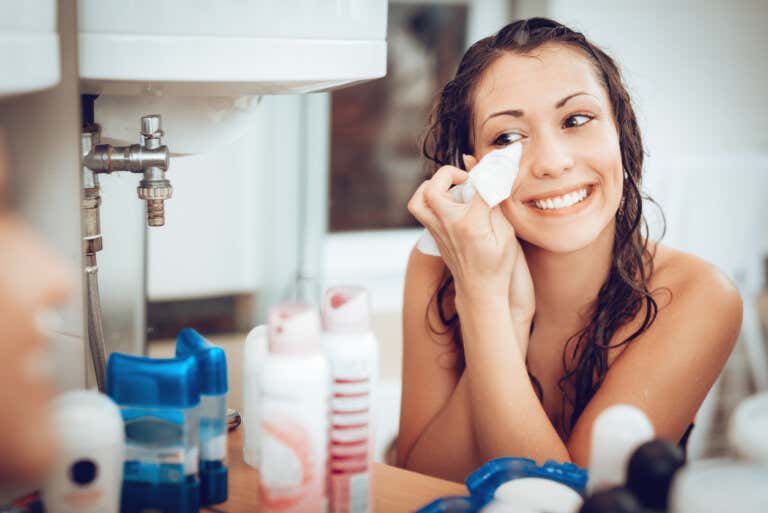 Aprende cuál es la diferencia entre desmaquillantes y limpiadores faciales