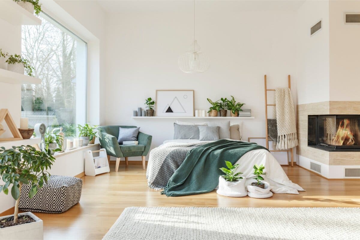 Aprovechar cada espacio disponible, aunque sea difícil, es premisa para los cuartos pequeños