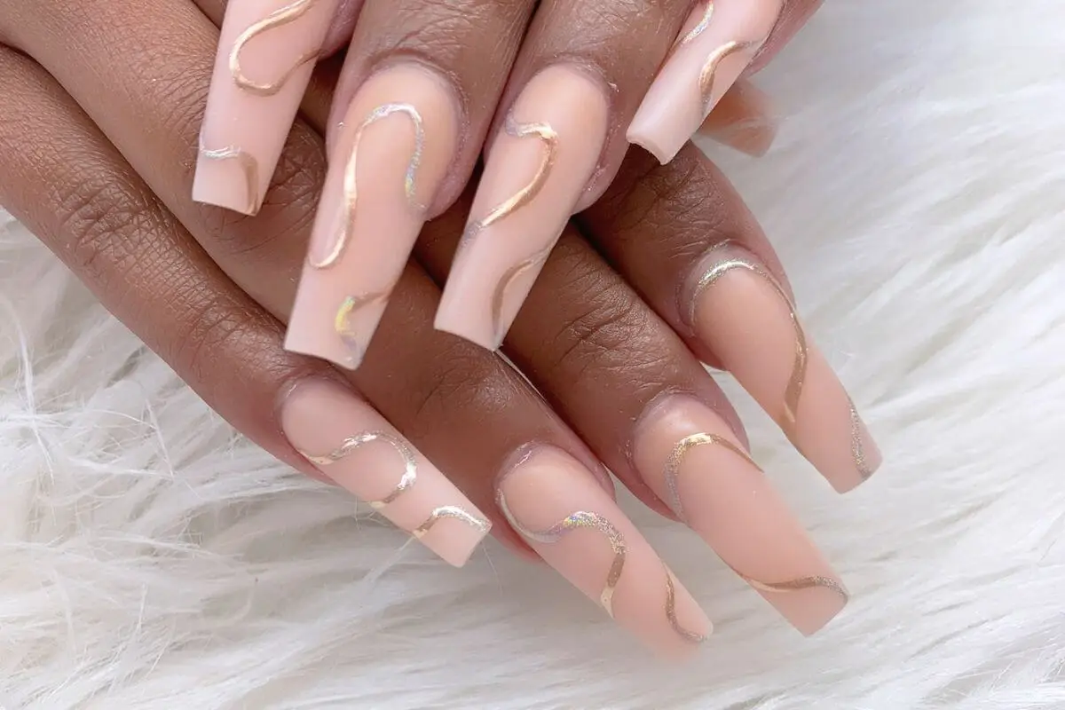 Colores y diseños de uñas para piel morena.