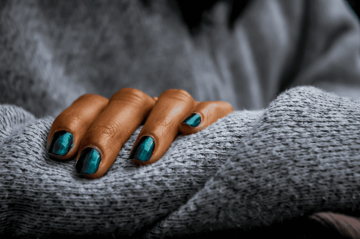 Smaragdgröna naglar.