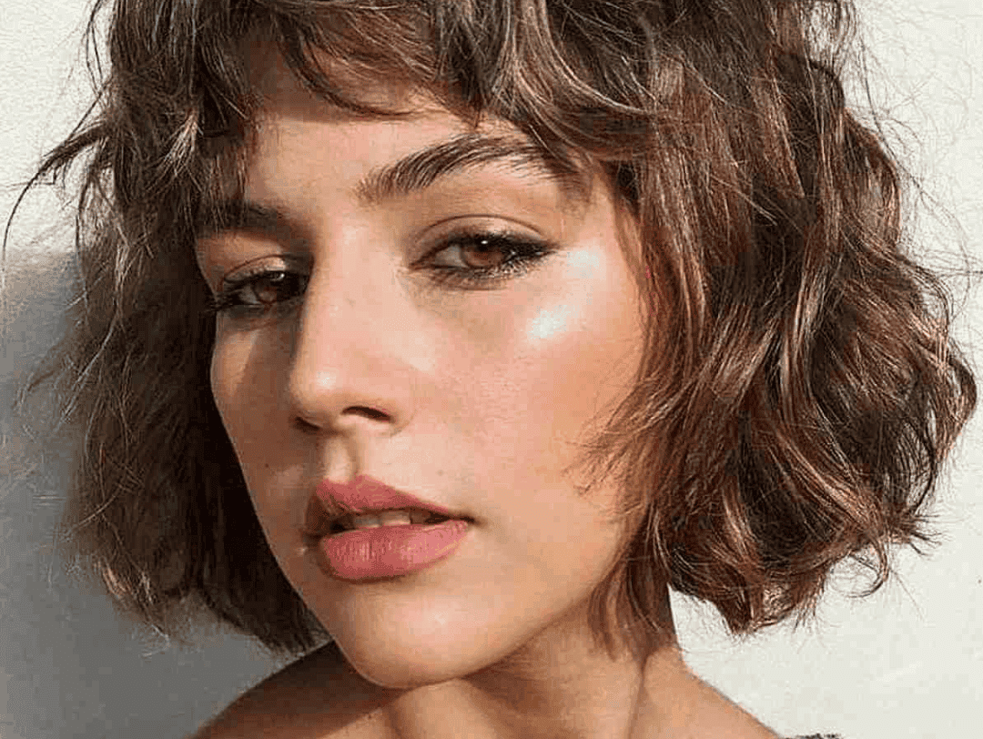 De Franse bob is een van de kapsels voor kort golvend haar