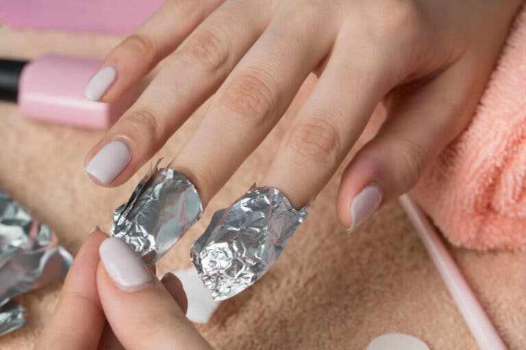 ¿Cómo quitar uñas postizas y acrílicas en casa? 8 formas seguras
