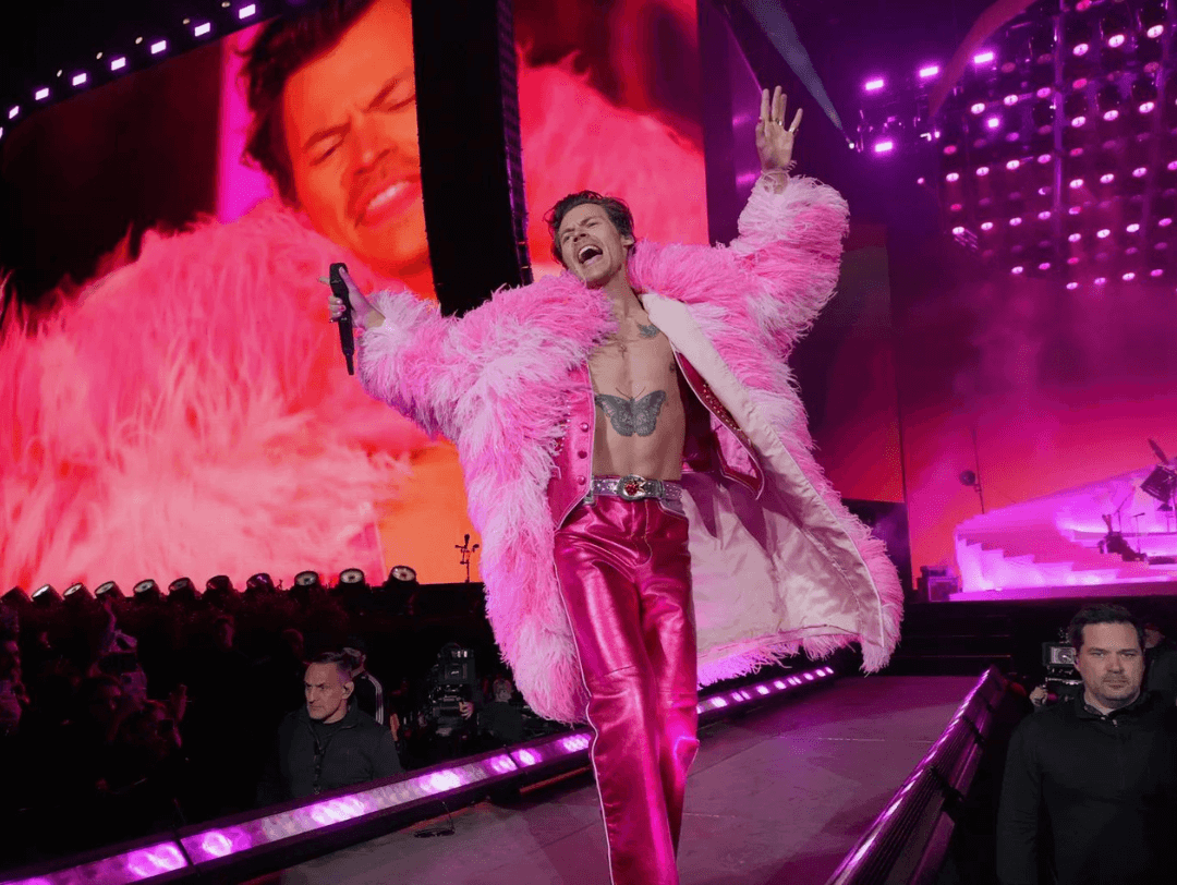 Harry Styles luciendo la tendencia Barbiecore en Coachella.