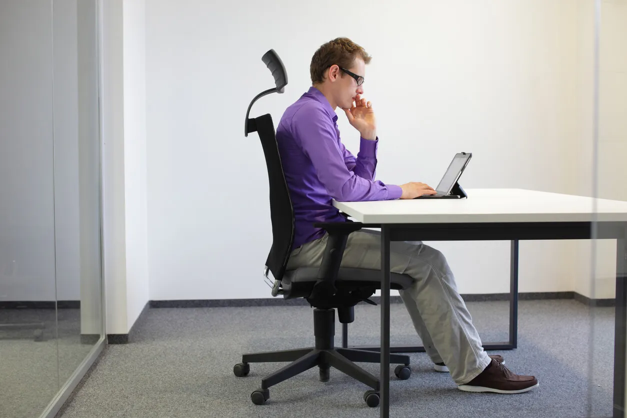 Homem na cadeira do escritório.