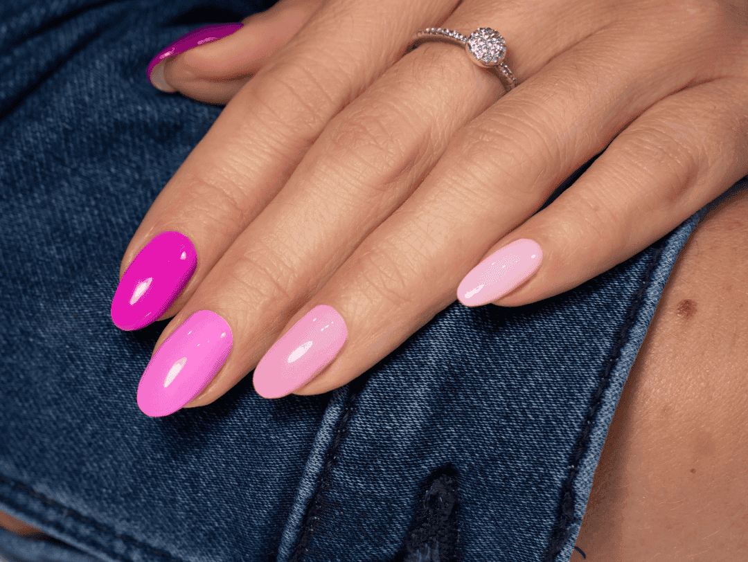 El arcoíris rosa es uno de los diseños de uñas inspirados en Barbie más populares.