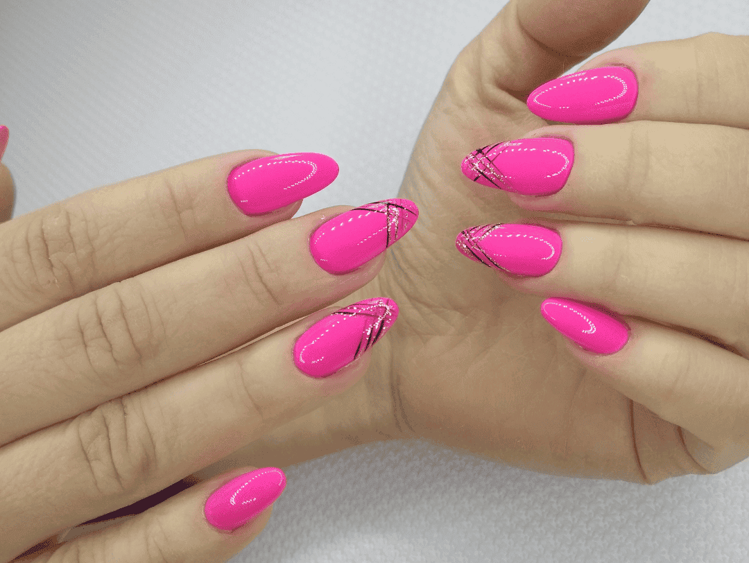 Usar líneas abstractas en tu manicura rosa, hará lucir tus manos como toda una Barbie. 